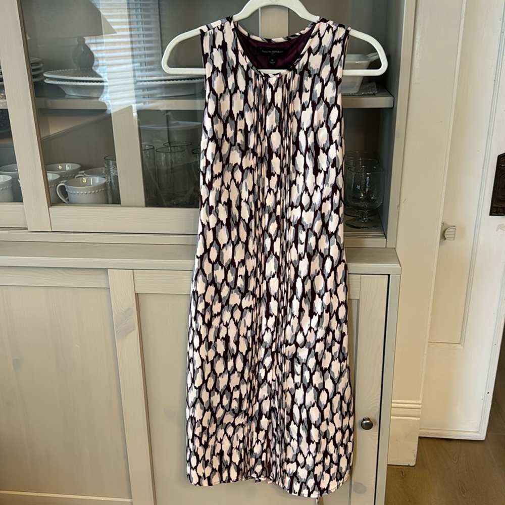 Banana Republic sleeveless dress size 0, maroon/ light pink pattern